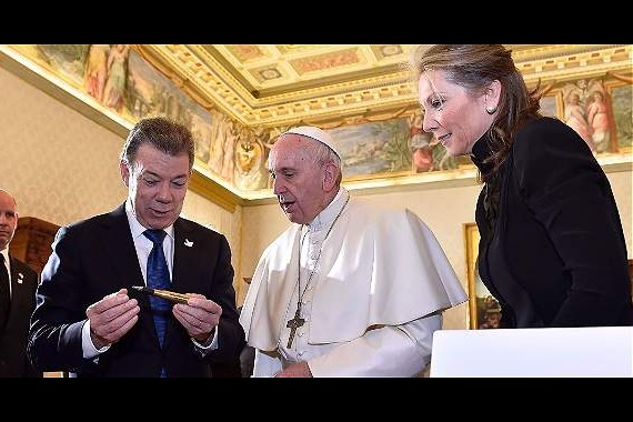 El presidente Santos le regaló el “Balígrafo” al papa Francisco 